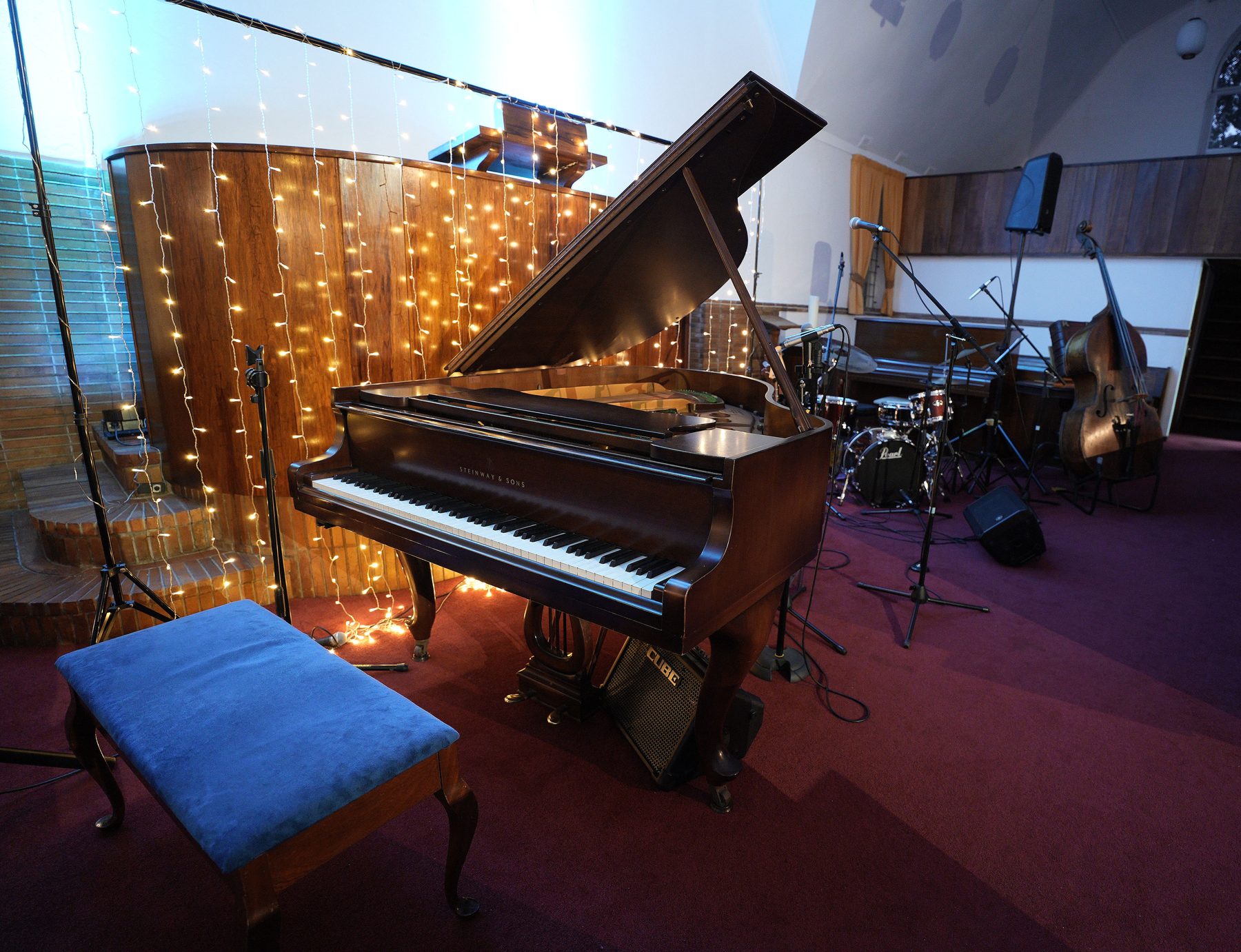Die Steinway-vleuelklavier voor in die kerksaal